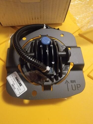 H4464-83235R138 | Genuine Paccar Fog Light Right
